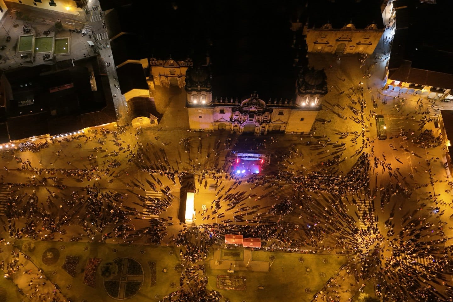 Una grande folla si riunisce in una piazza cittadina per un evento.